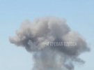 Российские оккупанты обстреливают Одессу. Над городом поднимается дым.