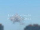 Російські окупанти обстрілюють Одесу. Над містом піднімається дим.
