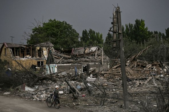 Разрушенный российской артиллерией город Доброполья на Донбассе