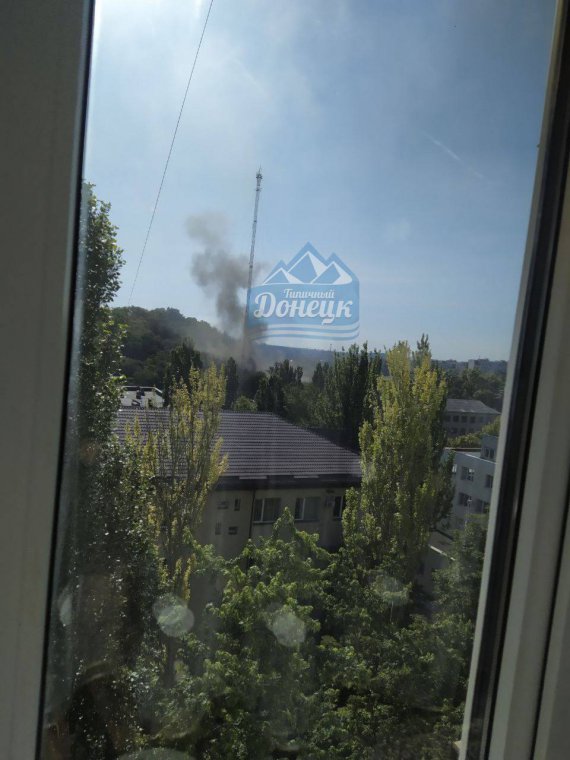 У Донецьку обстріляли склад з боєприпасами, в місті чутно вибухи