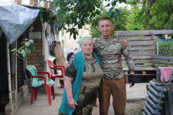 Волонтер Євген Будаєв і жителька Демидова Єва Михайлівна Конончук.