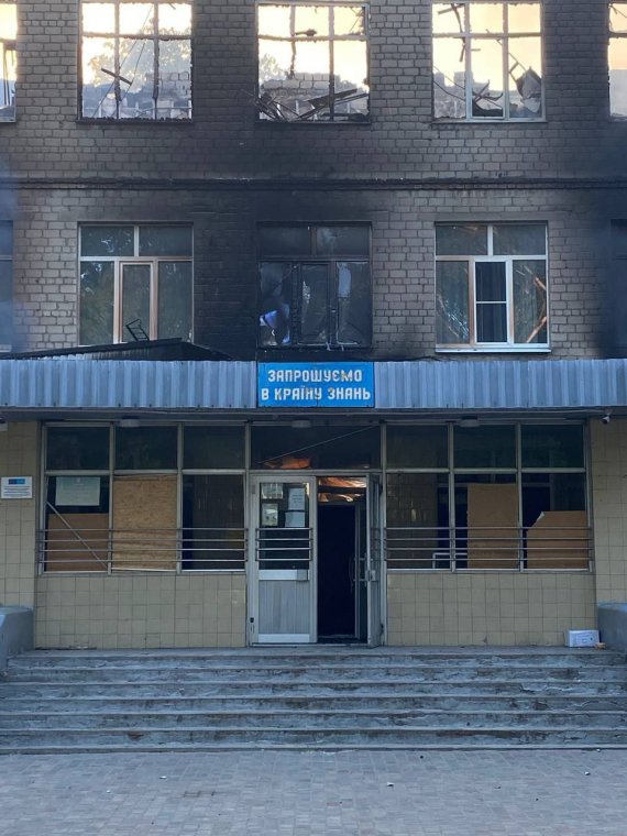 Это уже третья школа, уничтоженная россиянами в Авдеевке. Всего же в Донецкой области оккупанты разрушили около двух сотен школ.