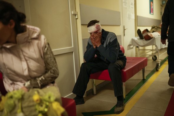 Раненый в поликлинике Покровска Донецкой области