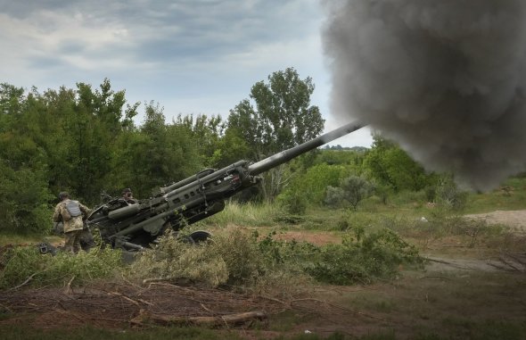 Украинские военные бьют по российским позициям из американской артиллерии М777 