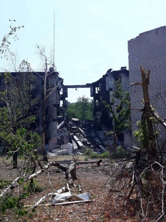 В течение 22 июня оккупанты несколько раз обстреляли Лисичанск. В Новоивановке и Горском разрушены восемь домов. В Золотом – девять.