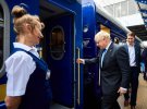 У потяг сідає друг України, прем'єр-міністр Великої Британії Борис Джонсон.