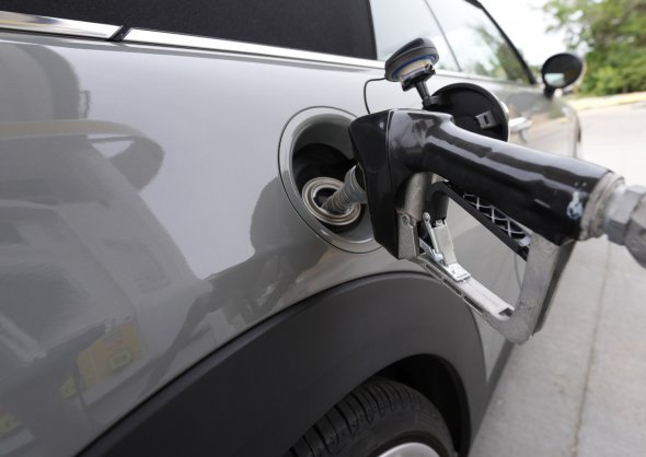 Заправитися у Токмаку можна тільки у мережі, яку контролює місцевий підприємець. Возити паливо із Криму