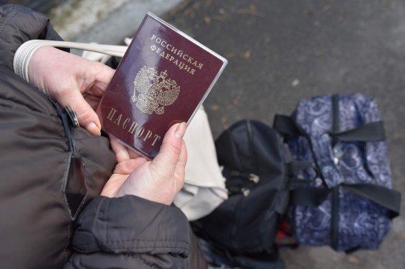 В Токмаке пенсионерам раздавали российские паспорта, говорит Васильева. Фото - иллюстративное