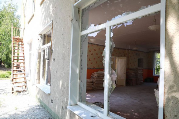 Окупанти масовано обстрілюють практично усю територію Запорізької області. На фото - дитячий садок у селі Степногірськ Василівського району. В нього прилетіла ворожа міна