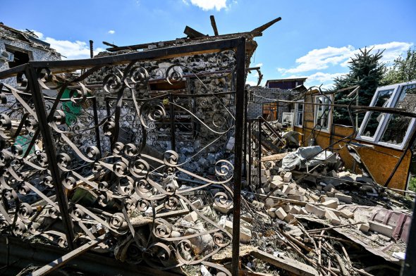 Так виглядає один із запорізьких будинків після російської атаки на початку травня. Подібними результатами ворожих атак "усіяна" практично уся Запорізька область