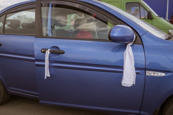 Щоб виїхати з окупованих територій люди були вимушені чіпляти на автомобілі білі стрічки. Інколи навіть це їх не рятували - окупанти могли розстріляти автомобіль із пасажирами або вигнати людей і забрати машину собі