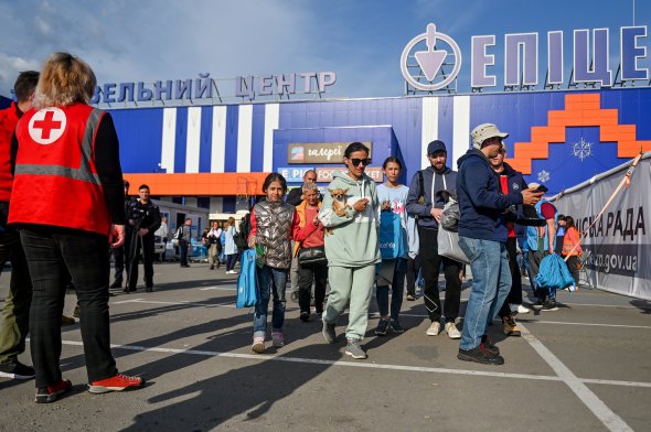 Людей, бегущих с оккупированных территорий в Запорожье, как правило, довозят до запорожского "Эпицентра". Оттуда вынужденные переселенцы добираются на вокзал и разъезжаются в другие города или обращаются к волонтерам за помощью с поселением