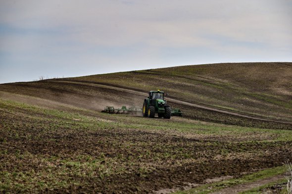 Деяким фермерам на окупованих теиторіях дозволили провести посівну кампанію. Однак загарбники вимагають за такий дозвіл віддати їм половину майбутнього врожаю