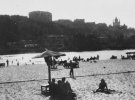 Первый общественный пляж Киева был обустроен на Трухановом острове в 1918 году. С тех пор это одно из самых популярных мест отдыха у киевлян.