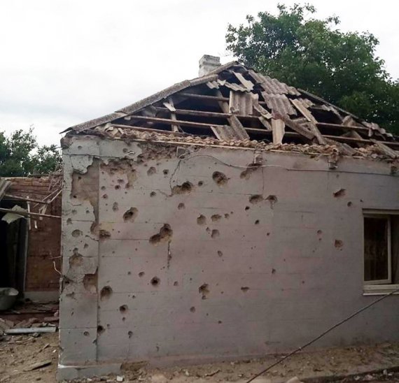 Від удару по Оріхову в будинках повибивало вікна, погнуло двері. Також пошкоджені стелі та стіни, а в деяких домах повністю зруйновані дахи.