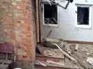 Від удару по Оріхову в будинках повибивало вікна, погнуло двері. Також пошкоджені стелі та стіни, а в деяких домах повністю зруйновані дахи.