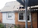 От удара по Орехову в домах выбило окна, погнуло дверь. Также повреждены потолки и стены, а в некоторых домах полностью разрушены крыши.
