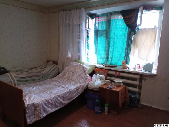 У кімнатах, де розмістили біженців, з меблів - лише ліжка та маленькі тумбочки, але немає шаф