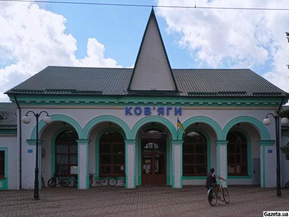 Залізнична станція Ков'яги зустрічає пасажирів приміських електричок акуратною невеликою будівлею
