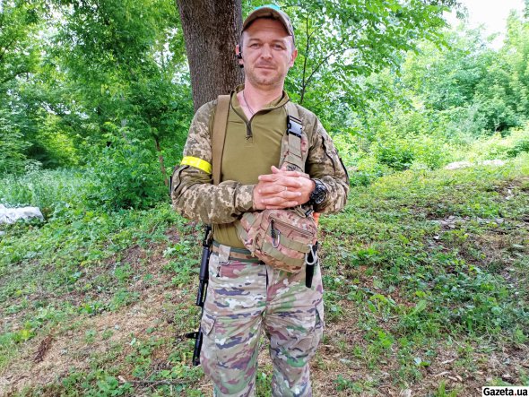 Ковяжский поселковый староста Алексей Офий ходит на работу в военной форме и со штатным оружием