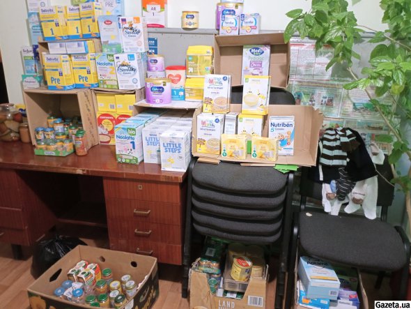 По частной волонтерской инициативе переселенца из Харькова Сергея в поселке есть детское питание для семей беженцев