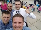 У тимчасово захопленому Херсоні підірвали автомобіль ще одного місцевого колаборанта Дмитра Савлученка (на фото в білій сорочці)