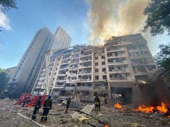 Россия обстреляла ракетами Киев и область. Одна из них ударила по жилой многоэтажке