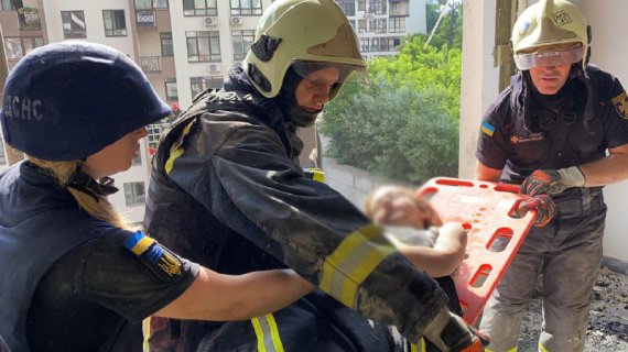 Дівчинка, яку дістали з-під завалів зруйнованого окупантами будинку у Києві