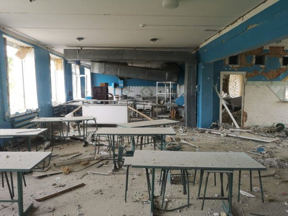 Российские оккупанты обстреляли школу в Торезе