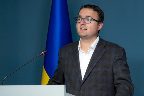 Антон Кориневич - юрист-міжнародник, посол з особливих доручень Міністерства закордонних справ, представляє Україну в Міжнародному Суді ООН. За освітою юрист. У 2009 році він закінчив Інститут міжнародних відносин. Захистив дисертацію і став кандидатом юридичних наук. Працював в Інституті міжнародних відносин. Був асистентом і доцентом на кафедрі міжнародного права, вченим секретарем ради із захисту дисертацій на здобуття наукового ступеня кандидатів і докторів юридичних наук, заступником директора з науково-педагогічної роботи ІМО. У червні 2019 року президент Володимир Зеленський призначив своїм постійним представником в Криму. Був на посаді до квітня 2022-го. Автор понад 30 наукових та навчально-методичних праць.