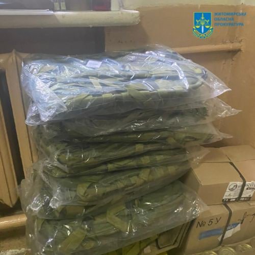 Керівника благодійного фонду "спакували" в Житомирі за продаж шоломів, наколінників, турнікетів, призначених для українських бійців. "Заробив" на продажі гуманітарки майже 500 тис. грн