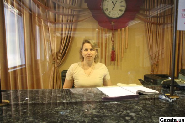 Администратор гостиницы Татьяна рассказала, как пережила ракетный удар на ТРЦ "Амстор", который находится рядом