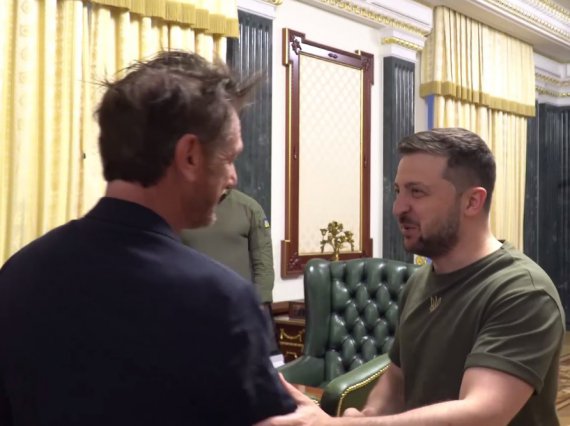 Американский киноактер и режиссер Шон Пенн Пенн встретился с президентом Украины Владимиром Зеленским.
