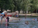 Киевляне активно отдыхают на городских пляжах