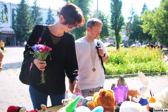 В Кременчуге на Полтавщине третьи сутки продолжают разбирать завалы торгового центра, в который попала российская ракета Х-22. Погибли не менее 18 мирных гражданских лиц