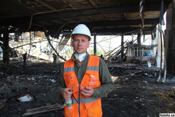Кременчужанин Павло Колесник на волонтерських засадах разом з колегами допомагає розбирати завали зруйнованої вибухом будівлі