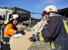 Спасатели продолжают разбирать завалы ТЦ в Кременчуге