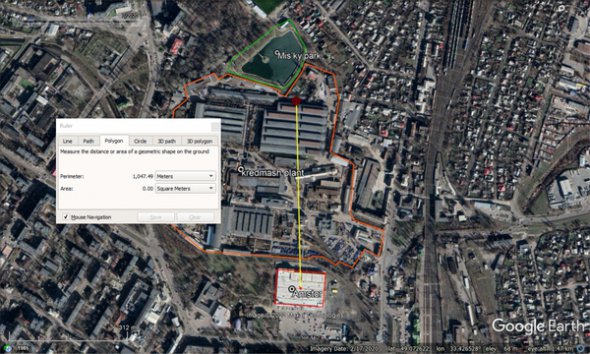 На карті Google Earth вказано відстань між місцями двох ракетних ударів у Кременчуці.
