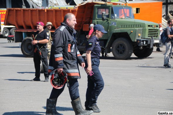 На разборке завалов ТЦ, разрушенного ракетным ударом россиян, работают спасатели Кременчуга, Полтавы, Киева, всех районов Полтавской области, а также Черкасской и Кропивницкой областей.