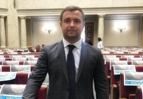 Олексій Ковальов обирався від партії "Слуга народу" по округу в Херсонській області.