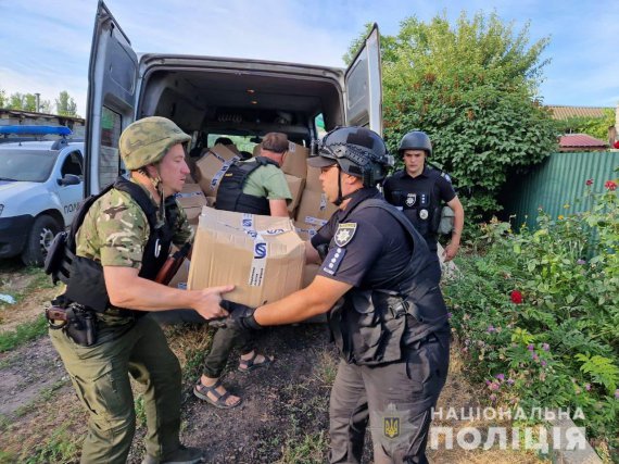 Поліцейські доставили жителям Павлівки гуманітарну допомогу   
