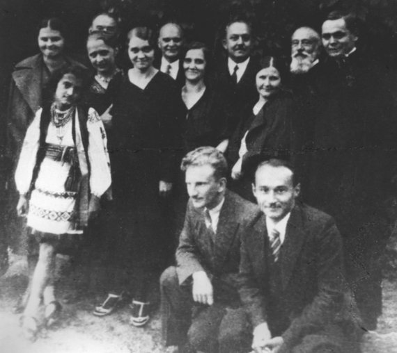 Роман Шухевич (присів, другий праворуч) зустрівся з родинами Пачовських і Березинських