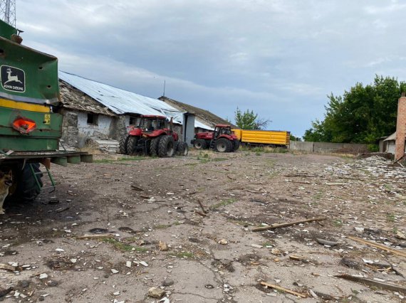 У Нововоронцовці росіяни зруйнували ферму та сільськогосподарську техніку