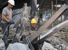 Среди завалов ТЦ в Кременчуге обнаружили 22 фрагмента человеческих тел