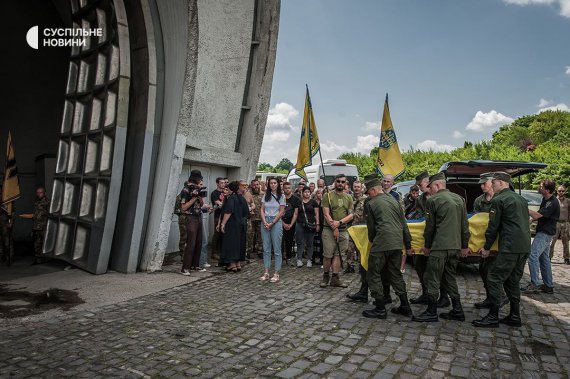 У Києві прощалися із загиблими бійцями полку "Азов" Віталієм Красовським і Даниїлом Рибальченком.