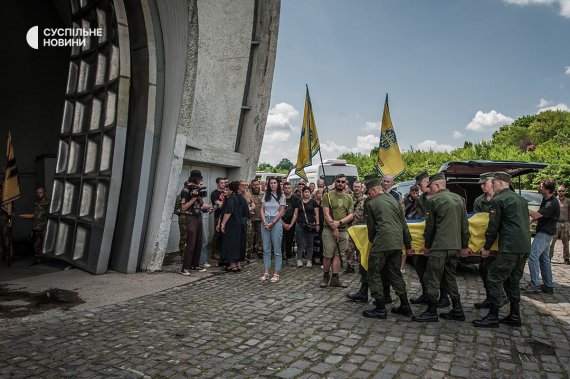 В Киеве простились с погибшими бойцами полка "Азов" Виталием Красовским и Даниилом Рыбальченко.