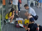 Чемпионка мира по шашкам Валерия Ежова собирает средства для ВСУ, играя с прохожими