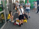 Чемпионка мира по шашкам Валерия Ежова собирает средства для ВСУ, играя с прохожими