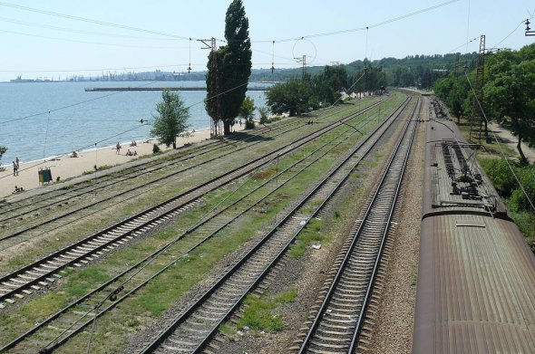 Маріупольський вокзал розташований на узбережжі Азовського моря