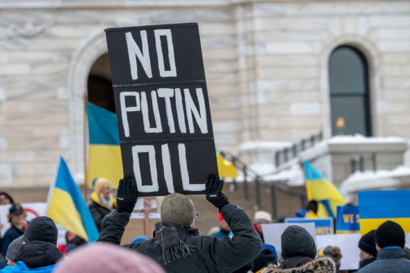В американском городе Сент-Пол в штате Миннесота горожане вышли в поддержку украинцев. Одно из требований у митингующих – отказ от нефти из РФ.